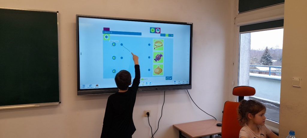 Laboratoria Przyszłości - wykorzystanie ekranu interaktywnego podczas zajęć w klasach młodszych